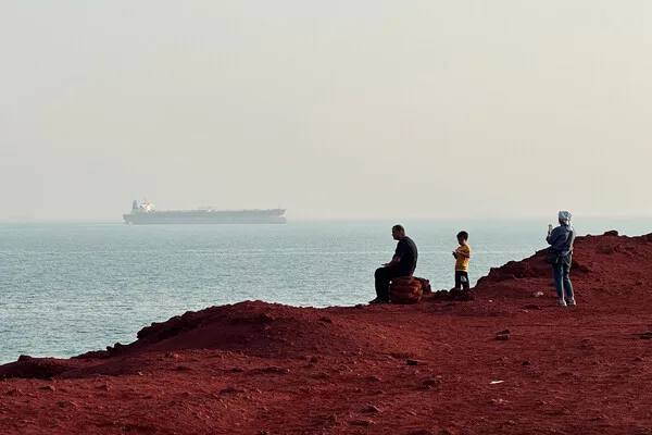 Iran and International Community Edge Toward Blockade of Strait of Hormuz, Threatening Global Oil Supply