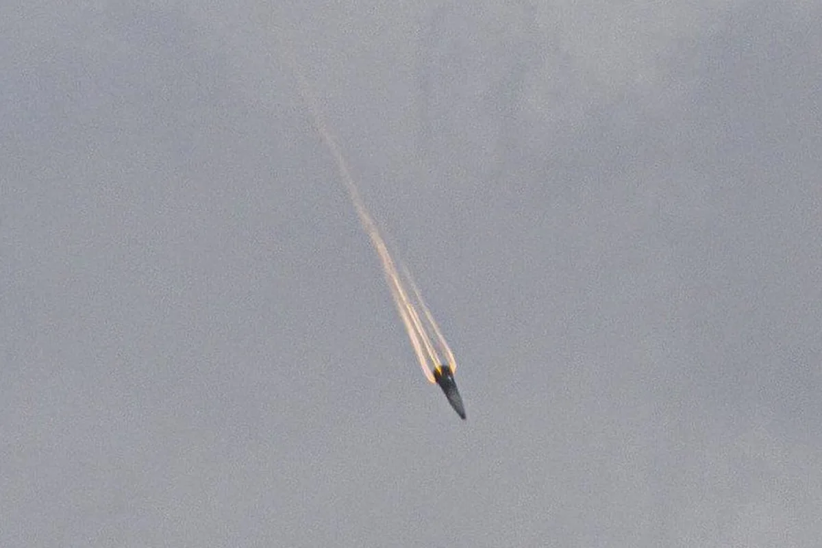 Mysterious Image Captures Iranian Missile Warhead Mid-Flight Over Jerusalem, Sparking Debate Among Analysts