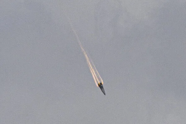 Mysterious Image Captures Iranian Missile Warhead Mid-Flight Over Jerusalem, Sparking Debate Among Analysts