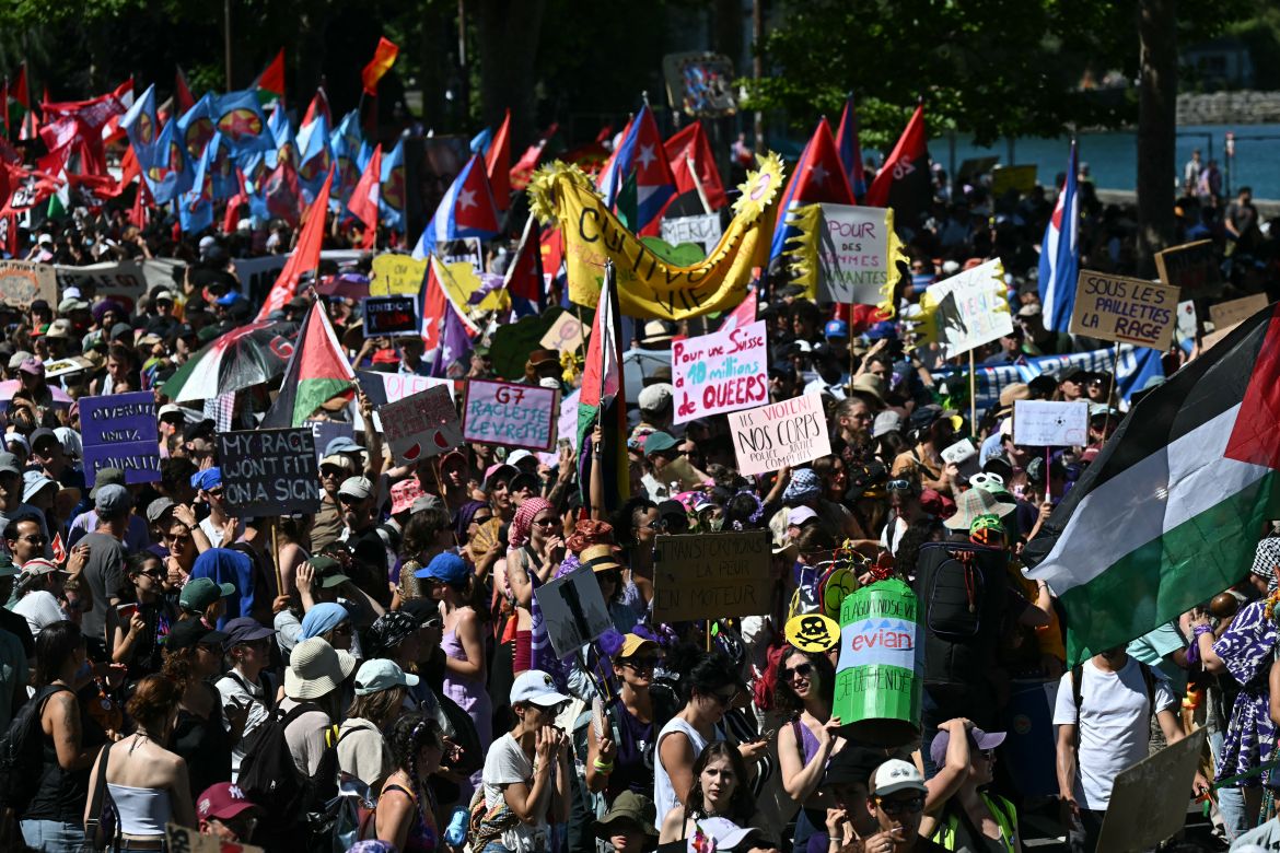 Geneva Police Deploy Tear Gas Amid Violent Clashes Over G7 Protest