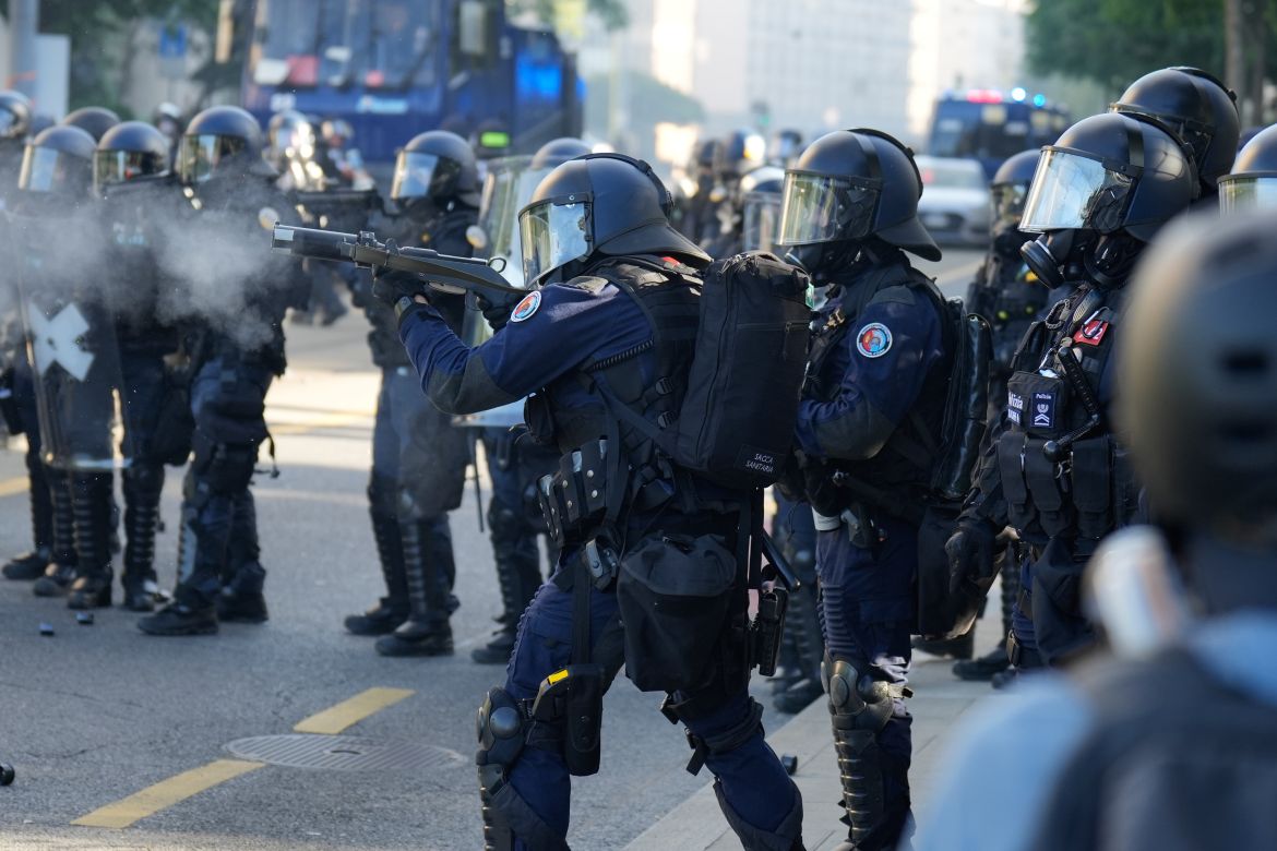 Geneva Police Deploy Tear Gas Amid Violent Clashes Over G7 Protest