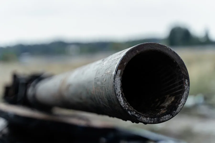 Russian Troops Seize Ukrainian T-80U Tank with Mysterious Tactical Sign