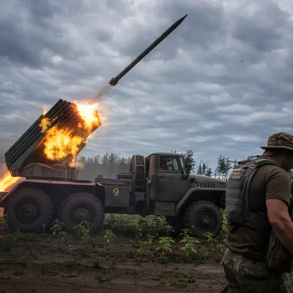 Ukraine Forces Launch Heavy Artillery Strikes on Tokmak City
