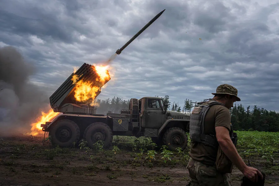 Ukraine Forces Launch Heavy Artillery Strikes on Tokmak City