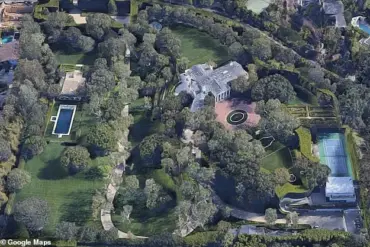 Lauren Sanchez Shares Luxurious Writing Nook in $165 Million Home