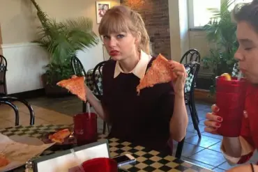 Swifties Heartbroken Over Rare Photo of Taylor Swift and Hailee Steinfeld