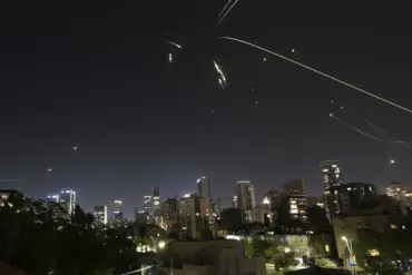 Fierce Fire Rages in Tel Aviv Suburb, Residents Flee as Smoke Chokes Sky