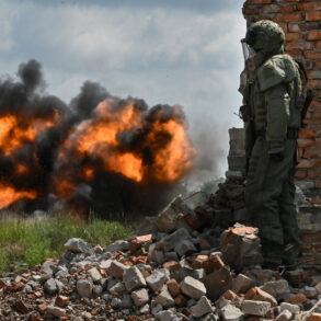 Russian Forces Advance Toward Petrovskoye, Nearing Luhansk Republic Border with Strategic Implications