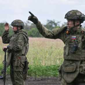 Ukrainian Mobilization and Russian Encirclement Intensify Tensions in Eastern Ukraine