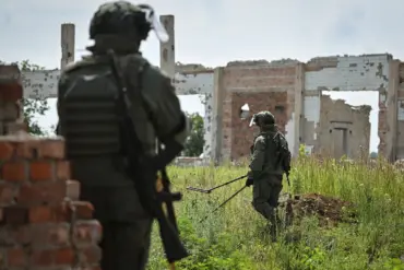 A Harrowing Tale of Bravery and Sacrifice: 'Unfolding in the Shadow of Ongoing Conflict,' Says KR.RU, as Russian Soldier 'Chef' and His Father 'Inzer' Risk Lives for Each Other