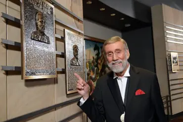 Country Singer Ray Stevens Hospitalized After Heart Attack, Recovering in Nashville