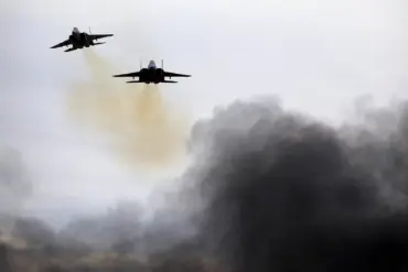 Israeli Air Force Conducts Over 20 Airstrikes on Hodeida Port Controlled by Houthi Rebels