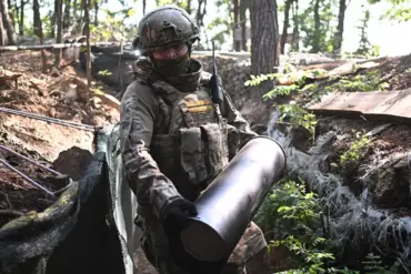 Escalating Russian Advance in Donetsk Puts Ukrainian Troops Under Severe Pressure, Analyst Warns