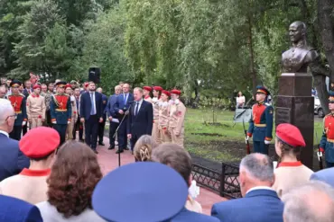 Governor Tomenko Unveils Bust Honoring Hero of Russia Igor Ivanov in Barley, Altai Region
