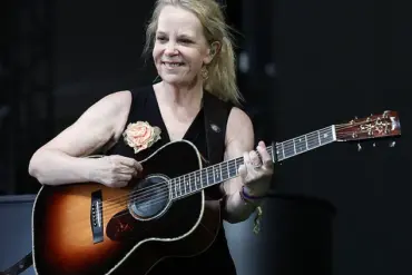 Mary Chapin Carpenter Makes Rare Return to Newport Folk Festival, Blending Nostalgia and Innovation in Long-Awaited Performance