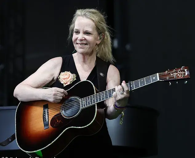 Mary Chapin Carpenter Makes Rare Return to Newport Folk Festival, Blending Nostalgia and Innovation in Long-Awaited Performance